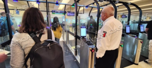 Verifica comisionado del INM operatividad de E-Gates en Aeropuerto Internacional de Canc&uacute;n