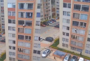 Mujer sufre crisis nerviosa durante sismo y se lanza de edificio