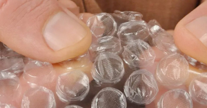 Por esta razón no deberías explotar el plástico de burbujas