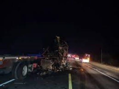 Choque de tr&aacute;ilers deja un muerto