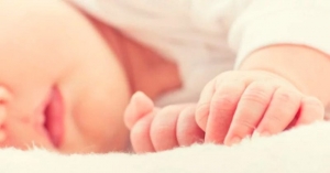 Bebé muere tras pasar 10 horas al sol; su madre la olvidó en el coche