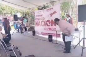 Diputado de Morena se queda sin pantalones durante discurso