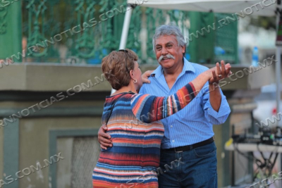 &quot;Viernes de Danzón&quot; revive el encanto de la Plaza Juárez con música y baile