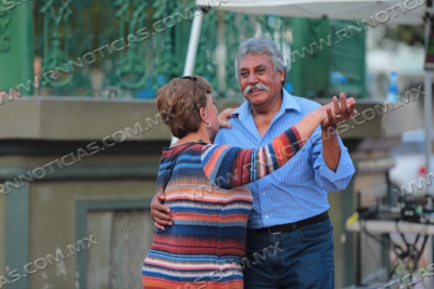 "Viernes de Danz&oacute;n" revive el encanto de la Plaza Ju&aacute;rez con m&uacute;sica y baile