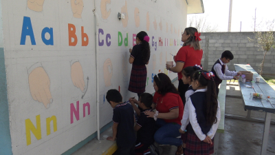 VIDEO Promueve escuela inclusiva lenguaje de señas a través de mural