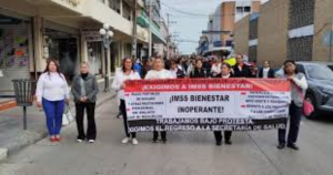 Salen a las calles trabajadores de la salud para exigir pago de est&iacute;mulos