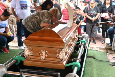 Dan &uacute;ltimo adi&oacute;s a la ni&ntilde;a Iris de 8 a&ntilde;os asesinada por la Guardia Nacional; Familia pide justicia