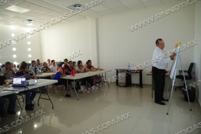 J&Oacute;VENES EMPRENDEDORES SON ASESORADOS EN TEMAS DE FINANZAS