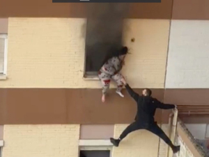 Escala edificio y evita que una familia fuera devorada por el fuego