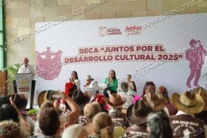 ENTREGA ALCALDESA CARMEN LILIA CANTUROSAS MÁS DE 300 BECAS CULTURALES Y REFRENDA COMPROMISO CON ARTISTAS LOCALES