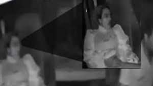 Captan a mujer espectral viajando al lado de un trailero