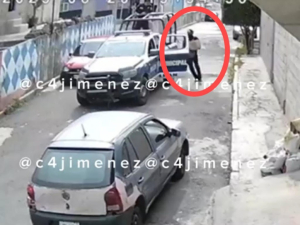 Polic&iacute;as aprovechan descuido y roban un cart&oacute;n de cervezas