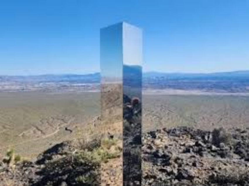 Extra&ntilde;o monolito aparece en el desierto de Nevada