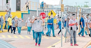 Pone APTIV a medio sueldo a 3,600 obreros