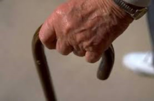 Muere hombre de 82 a&ntilde;os tras ser golpeado por su esposa; la mujer fue detenida.