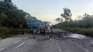 Mueren nueve personas tras choque entre camioneta y tráiler en Quintana Roo