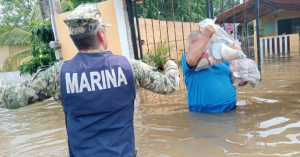 Personal naval auxilia a la población por creciente en ríos del sur de Tamaulipas y norte de Veracruz