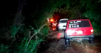 Rescatan a 54 atrapados por crecida de r&iacute;o