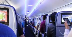Su primera vez en avi&oacute;n y abre la puerta de emergencia pensando que era el ba&ntilde;o