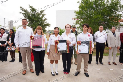 ENTREGA ALCALDESA CARMEN LILIA CANTUROSAS M&Aacute;S DE 9 MIL UNIFORMES A ESTUDIANTES Y DOCENTES DE PREPAS MUNICIPALES
