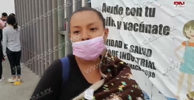 Hacen largas filas para vacunaci&oacute;n de menores y solo atienden a 150