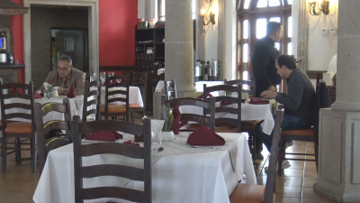 VIDEO Restauranteros afectados con nueva medida de reducci&oacute;n de jornada laboral
