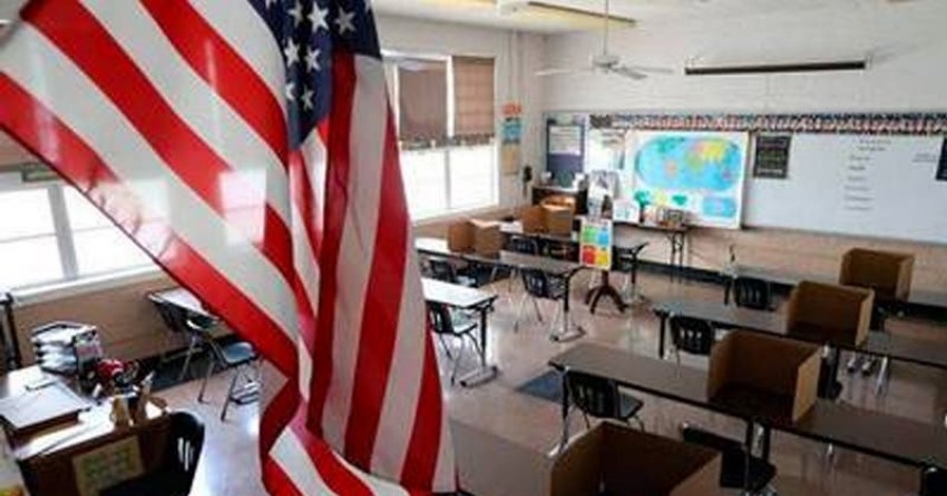 Escuelas de EUA retrasan regreso a clases por &oacute;micron