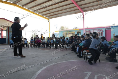 RECIBEN ALUMNOS DE JARD&Iacute;N DE NI&Ntilde;OS UNA DIVERTIDA LECTURA DE CUENTO
