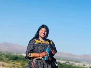 Joven tarahumara rifa vestidos para apoyar a afectados por incendios forestales