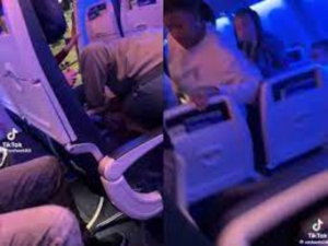 Pasajero de avi&oacute;n sale por la puerta de emergencia y provoca el p&aacute;nico
