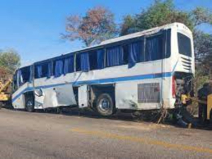 Autob&uacute;s con migrantes vuelca en carretera de Oaxaca