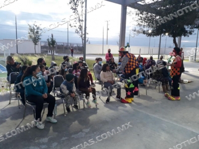 Disfrutan  divertido 'sketch' de payasos en &eacute;l  'El Progreso'