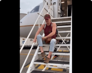 Atleta paral&iacute;mpica baja de avi&oacute;n arrastr&aacute;ndose; no hab&iacute;a rampa