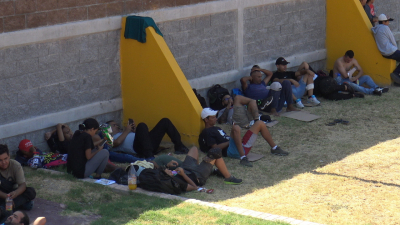 VIDEO Llega oleada de m&aacute;s de mil 500 migrantes v&eacute;nzanlos a Nuevo Laredo