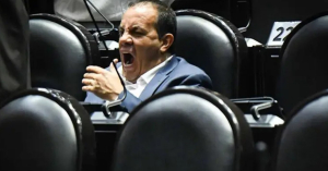 Cachan a Cuauhtémoc Blanco jugando pádel durante sesión del Congreso