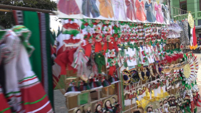 VIDEO Ofertan productos artesanales alusivos a la patria tra&iacute;dos de Toluca