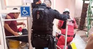 Tres personas resultan lesionadas al desplomarse elevador de restaurante