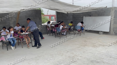 Ni&ntilde;os estudian en condiciones precarias les urge construcci&oacute;n de aulas escolares