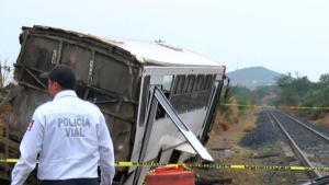 Tren choca contra autob&uacute;s de jornaleros en Jalisco; tres murieron