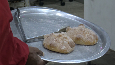 Panader&iacute;as elaboran pan de muerto ante cercan&iacute;a de d&iacute;a