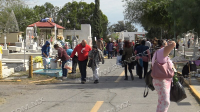 Reciben panteones de Nuevo Laredo cientos de visitantes por D&iacute;a de muertos