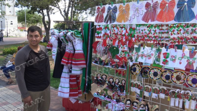 Ofertan productos artesanales alusivos a la patria tra&iacute;dos de Toluca