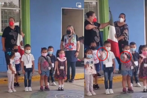 Niños enternecen las redes al saludar al público durante honores a la bandera