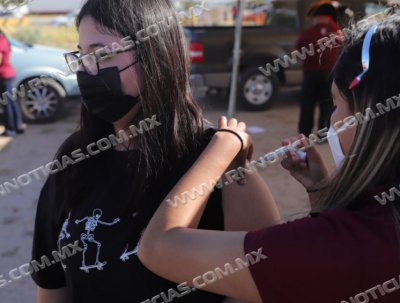 VACUNA GOBIERNO MUNICIPAL A MENORES DE EDAD Y MAESTROS