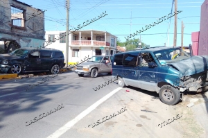 Encontronazo deja daños en vehículos y pared en Nuevo Laredo