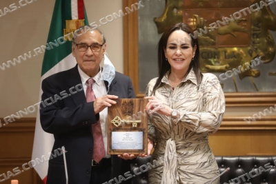 ENTREGAN LLAVES DE LA CIUDAD AL DOCTOR V&Iacute;CTOR TREVI&Ntilde;O POR SUS ACCIONES EN BENEFICIO DE LA SALUD DE LOS NEOLAREDENSES