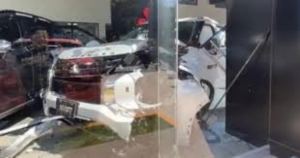 Mujer destroza camioneta nueva sin salir de la agencia