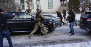 Agente del ICE dispara y mata a mujer durante represi&oacute;n migratoria en Minneapolis