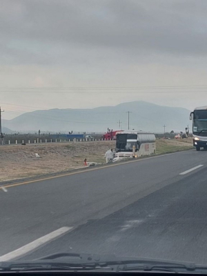 Tres muertos tras choque de tráiler que transportaba inmigrantes contra un autobús