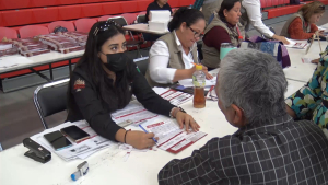VIDEO Piden a adultos mayores tramitar pensión de 65 y más y tarjeta del INAPAM